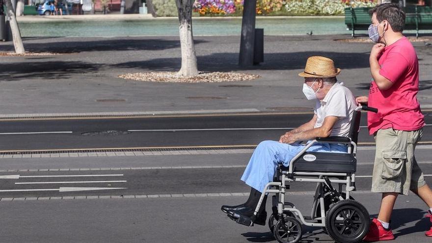 Dos personas paseando por Santa Cruz de Tenerife.