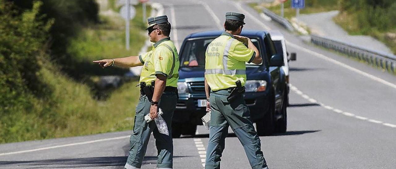 Agentes de la Guardia Civil de Tráfico, en un control preventivo. // Gustavo Santos