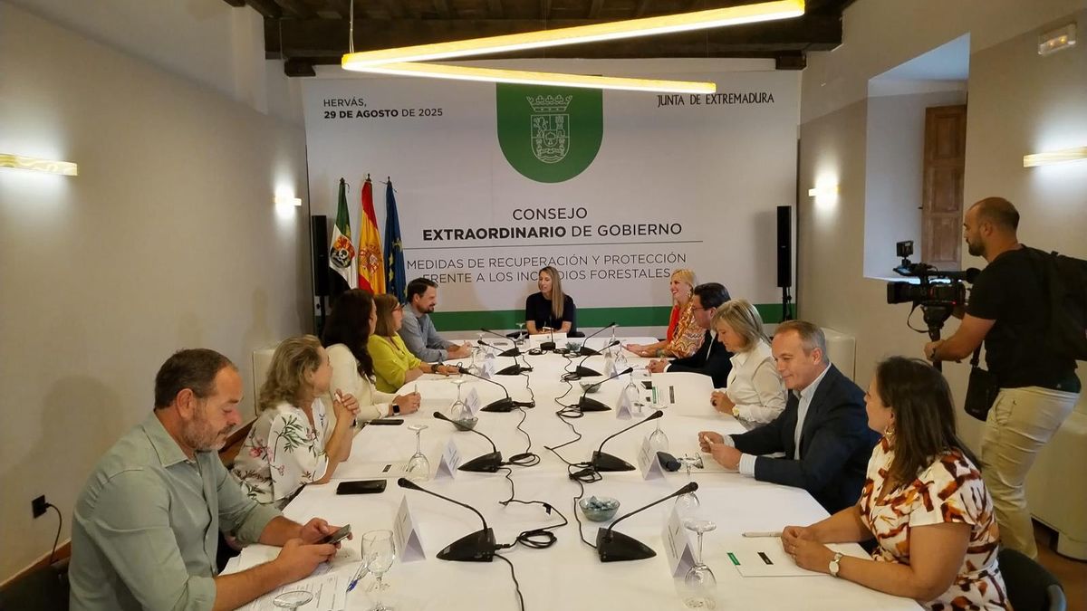 Guardiola preside el Consejo de Gobierno extraorinario, reunido esta mañana en Hervás.