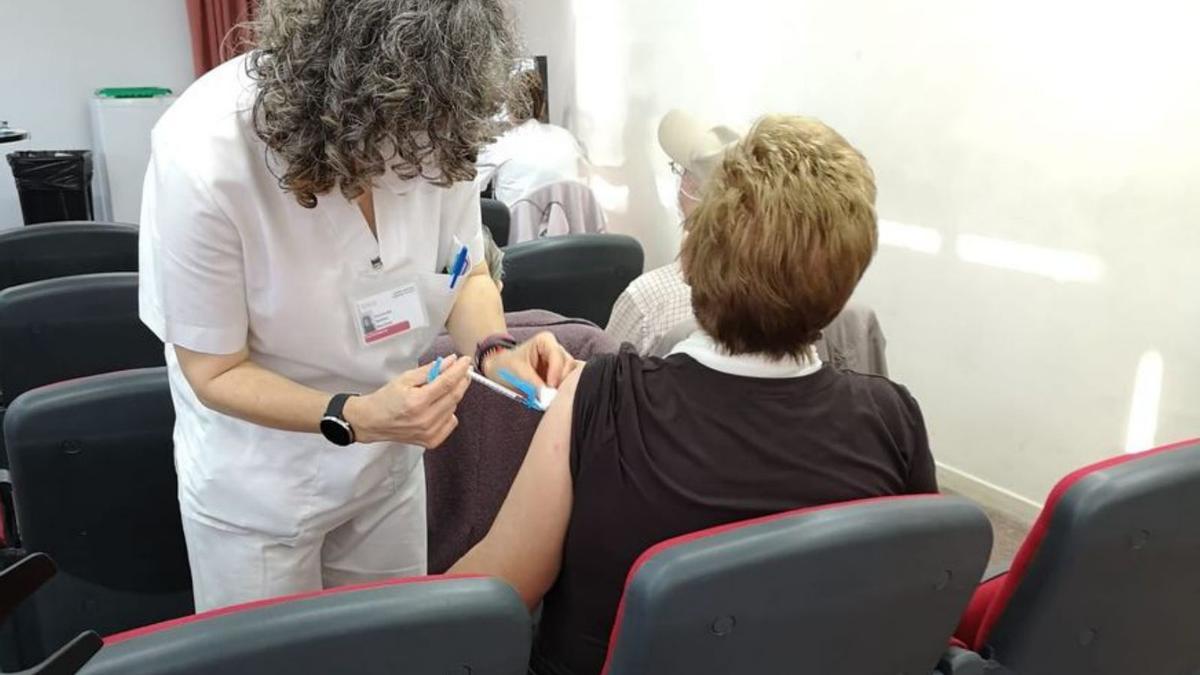 Una mujer recibe la dosis de refuerzo en Alzira. | R.A.