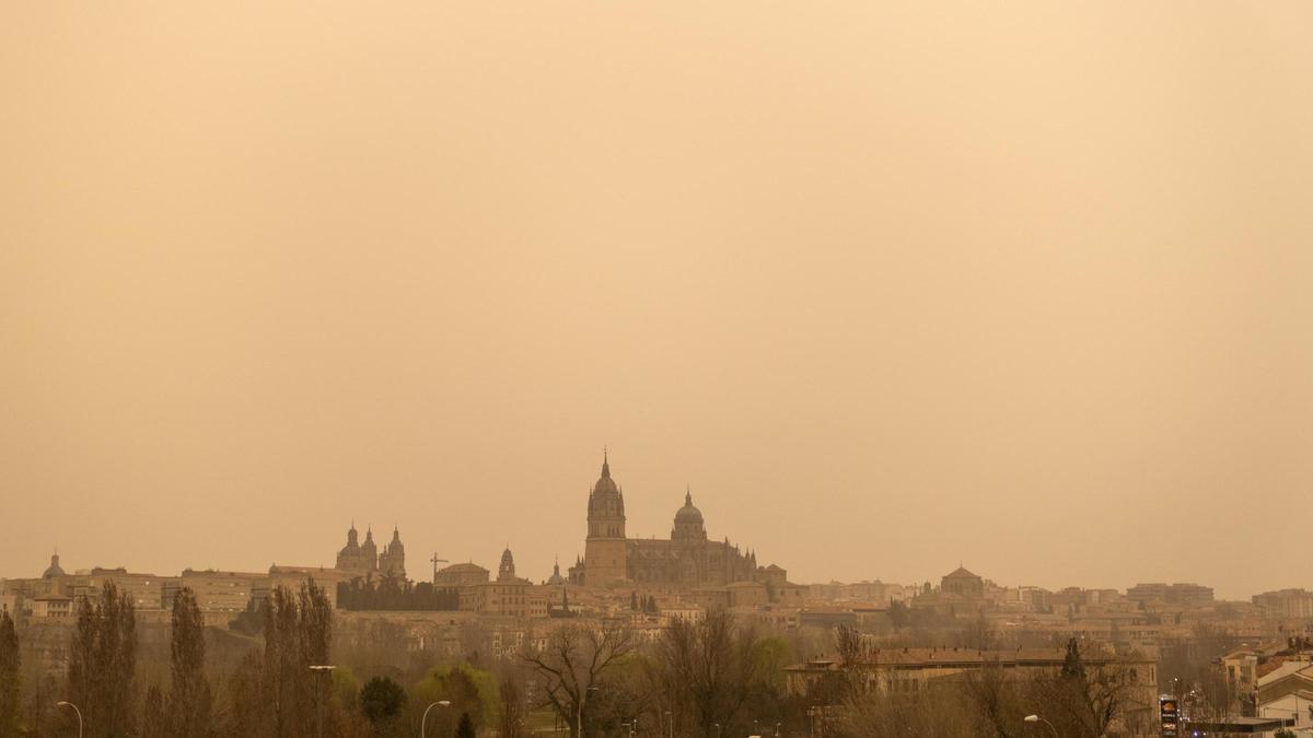 Vistas de la ciudad de Salamanca bajo la calima en marzo del 2022.