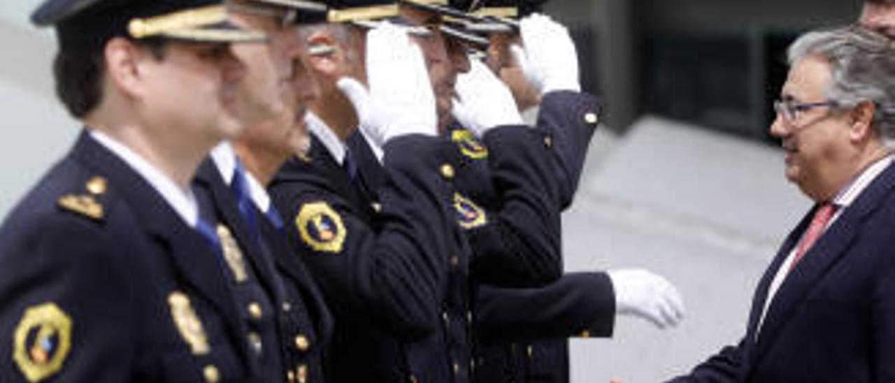 Agentes de la Policía autonómica, el pasado año, en un acto con el exministro Zoido.