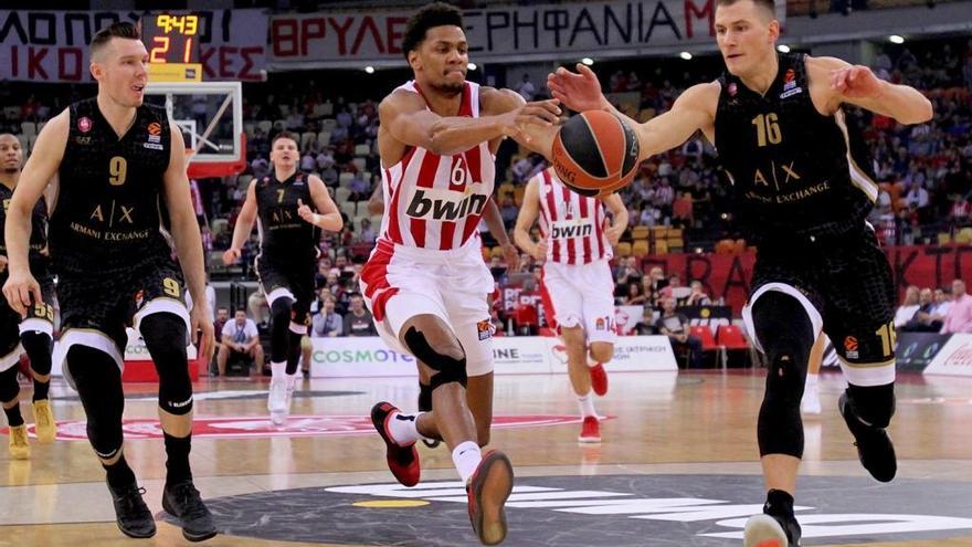 Axel Toupane, pretendido por el Unicaja, pugna por un balón con el excajista Nemanja Nedovic.