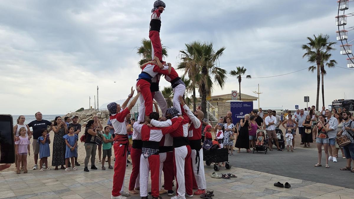 El recorrido partió del puerto pesquero y discurrió por varias calles del centro con la participación de la Muixeranga Vinaròs.