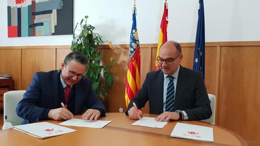 Juan José Sellés y Manuel Palomar, firmando el acuerdo de colaboración