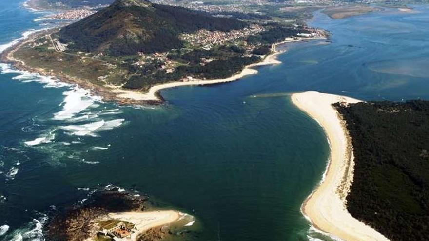 Desembocadura del río Miño entre A Guarda y Caminha. // Faro