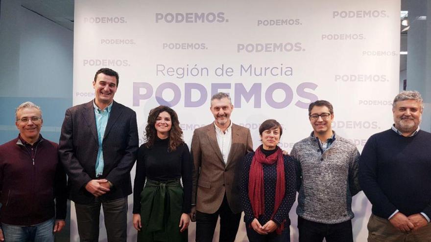 Candidatos municipales junto con Ócar Urralburu en la sede de Podemos.