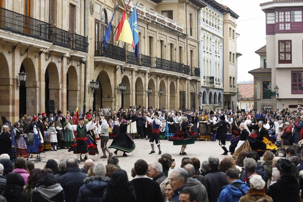 Folclore en la plaza del Ayuntamiento de Oviedo