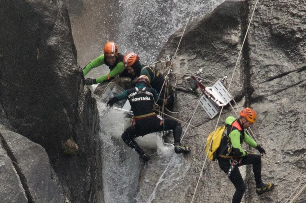 Rescatan el cuerpo sin vida del barranquista en Lo