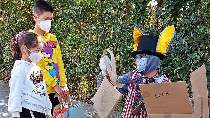 El Conejo de Pascua reparte regalos a los niños de Arteixo