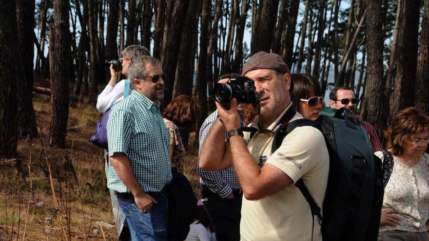 Turistas en la isla de Cortegada, haciendo fotogradías sobre su belleza natural. // Iñaki Abella