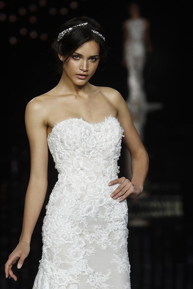 Los escotes en el desfile de Pronovias 2016