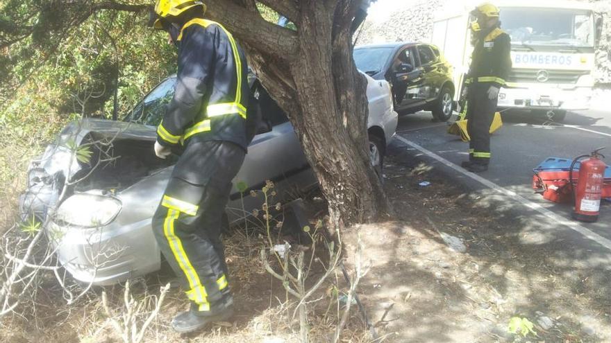 Cuatro heridos al salirse un coche de la vía en Arucas