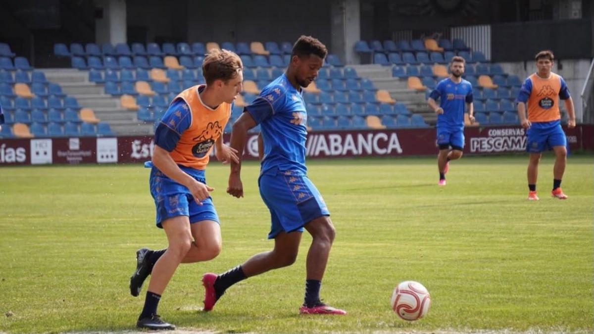 El equipo de Rubén Domínguez se ejercita antes de su estreno este miércoles ante el Fabril.