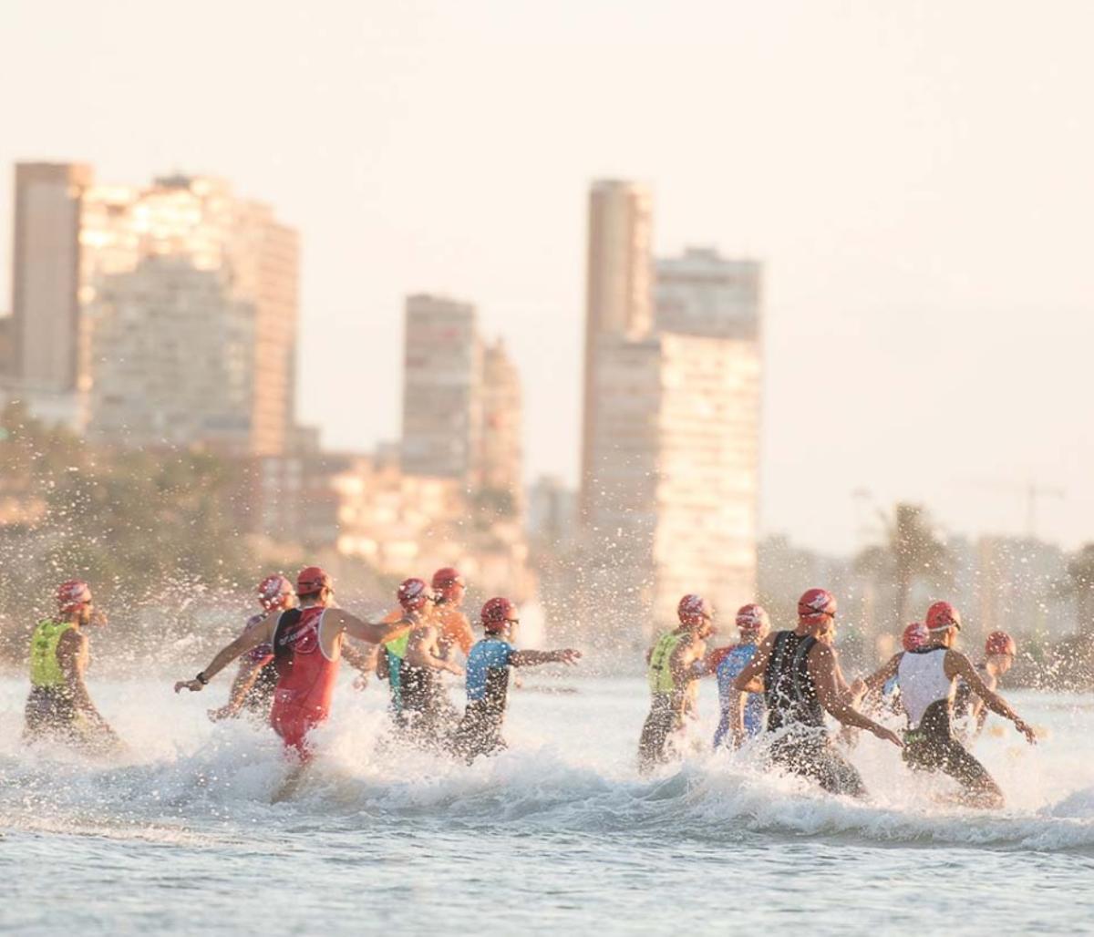 Los participantes del triatlón que se celebró en marzo en Alicante.