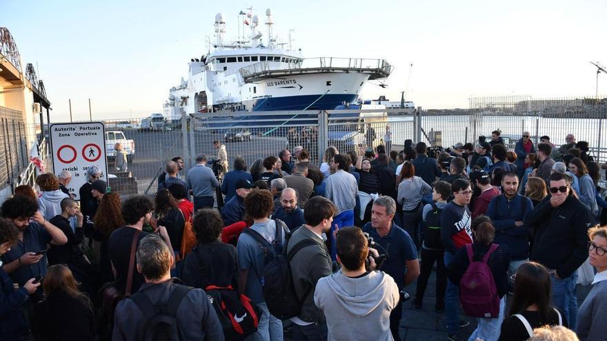 Italia cede y permite el desembarco de todos los migrantes del barco de MSF