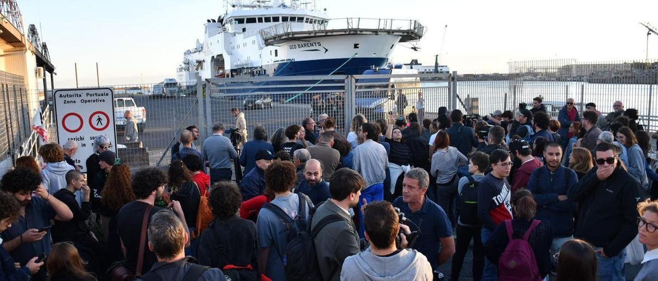 Un grupo de activistas se manifiestan en el puerto de Catania para reclamar el desembarco de todos los migrantes del Geo Barents.