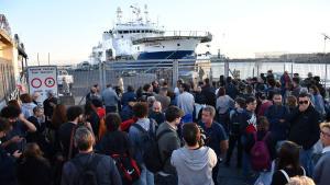 Un grupo de activistas se manifiestan en el puerto de Catania para reclamar el desembarco de todos los migrantes del Geo Barents.