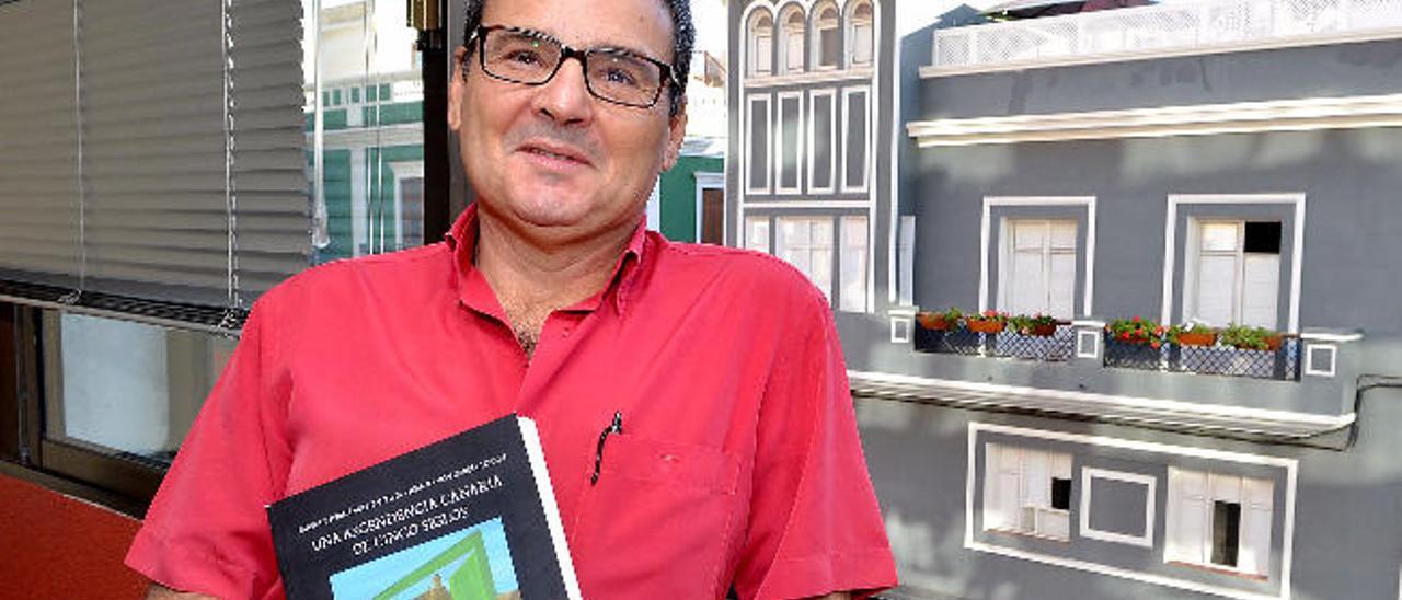 El historiador Faneque Hernández con su otra obra, &#039;Una ascendencia canaria de cinco siglos&#039;.