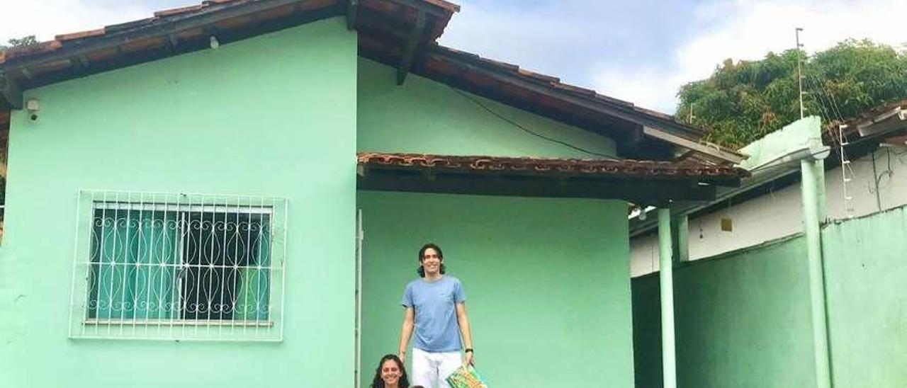 El entrenador Totti Alonso, con su mujer Evi y su hijo Oliver, posan en el jardín de su vivienda.