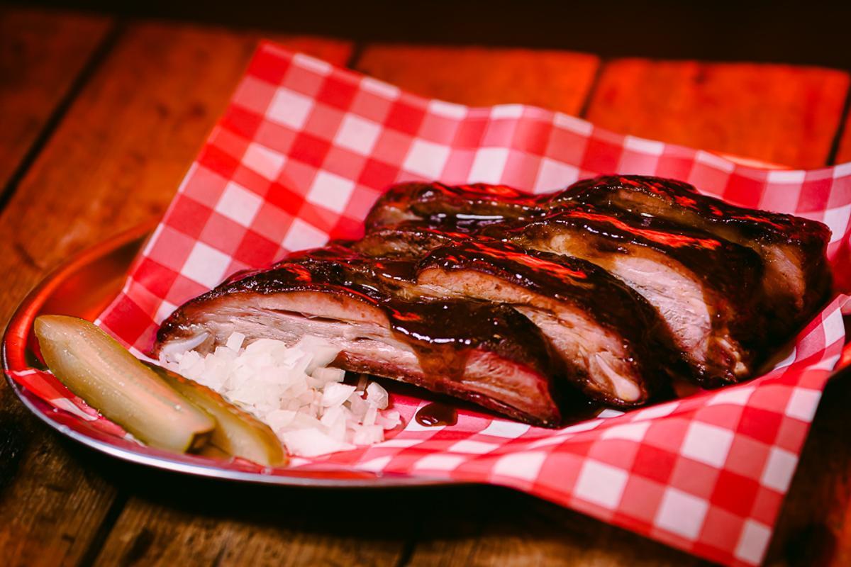 Gran variedad de carnes: asados, hamburguesas y más delicias por descubrir en Lydia's Smokehouse.