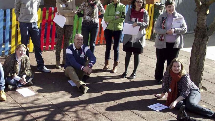 Profesores durante uno de los ejercicios, en el patio.