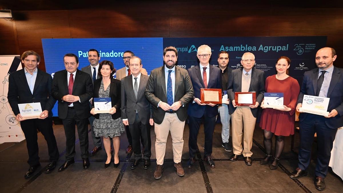 Los presidentes de Agrupal y de la Comunidad posan con los galardonados.