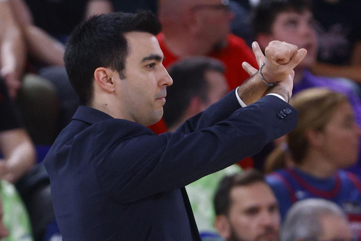 BARCELONA, 11/05/2025.- El entrenador del Hiopos Lleida Gerard Encuentra durante el partido de la jornada 31 de la Liga Endesa disputado en el Palau Blaugrana, este domingo. EFE/Quique García