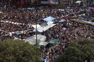 El desallotjament de la plaça de Catalunya, vist per Julio Carbó.