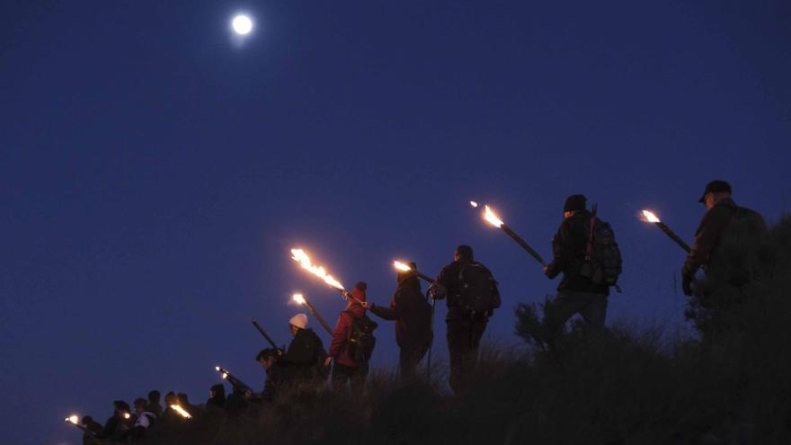 Los antorcheros de Elda vuelven a iluminar la senda de los Reyes Magos