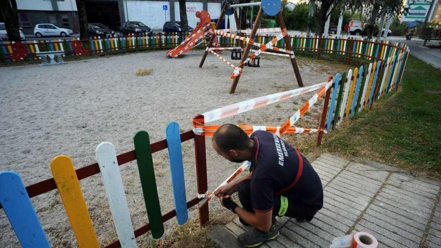 Parque infantil de Celso Emilio Ferreiro precintado ayer por los efectivos de Protección Civil. // Iñaki Abella