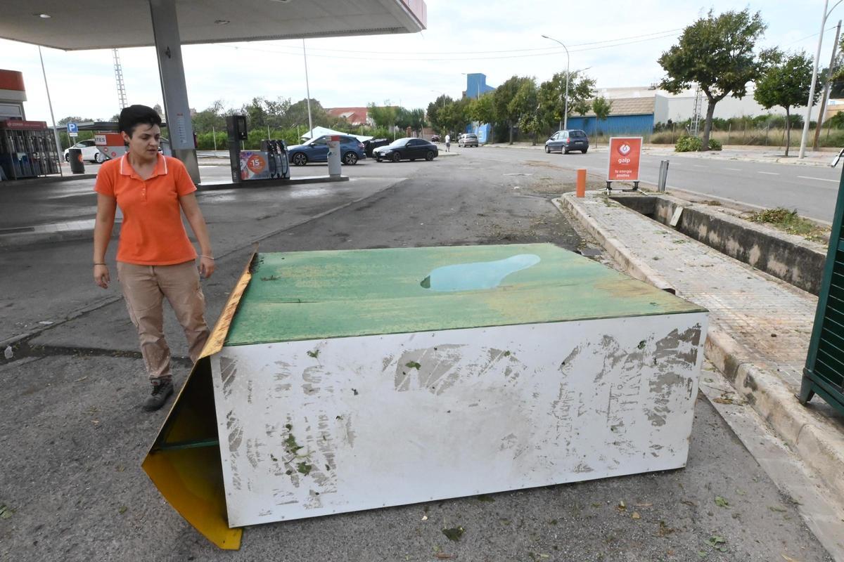 Aida Segura, encargada de la gasoliner Galp, muestra los daños por el ciclón.