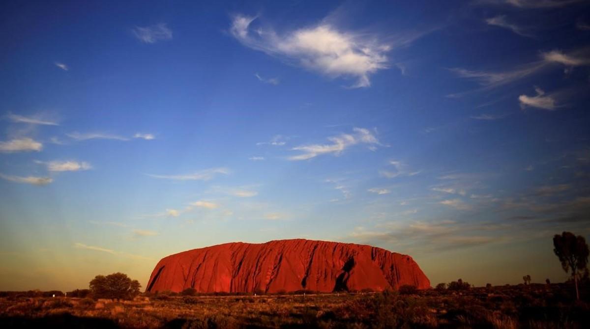 zentauroepp40769502 file photo  uluru is lit by the setting sun in the northern 171101100345