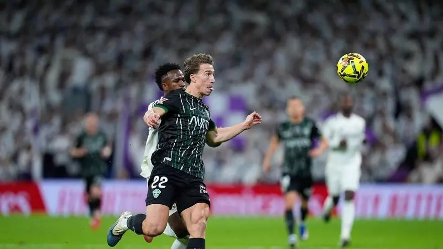 El Elche consiguió el gol del honor gracias al fallo de Manuel Ángel Morán y su tanto en propia portería