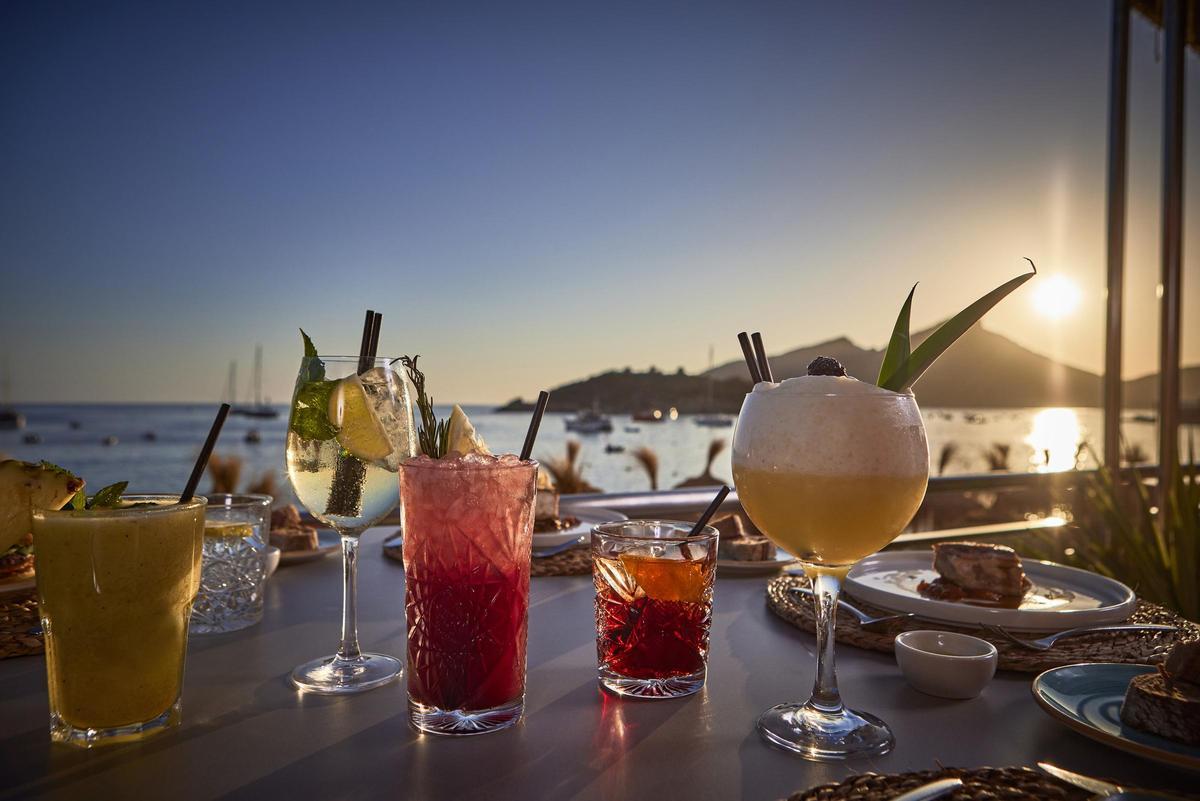 El atardecer entre la Tramuntana y el mar, un momento incomparable en Aqua Beach Club.