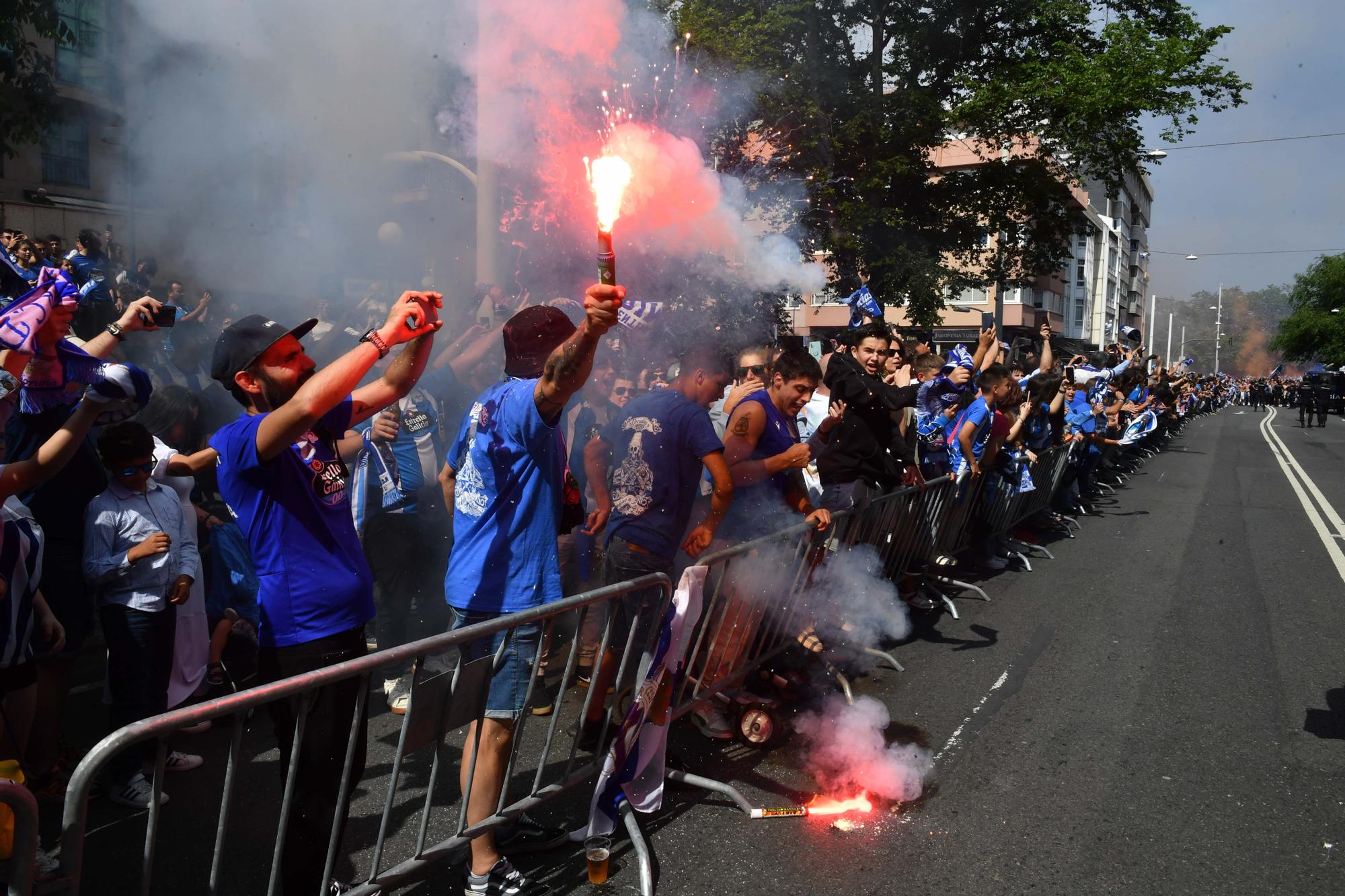 Multitudinario recibimiento de la afición al Dépor en Riazor antes del partido contra el Castellón