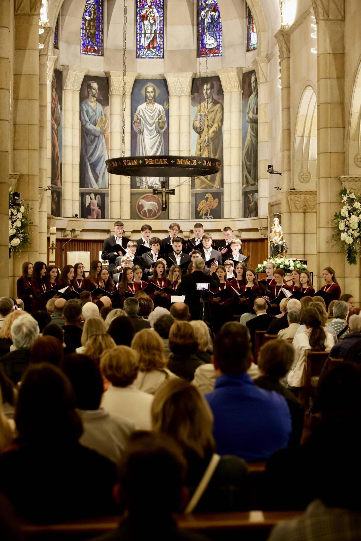 El concierto del coro ucraniano "Canticum" en Gijón, en imágenes