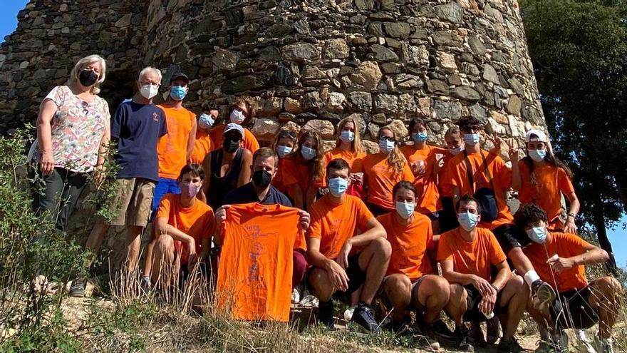 El castell de Sant Iscle de Vidreres amb voluntaris que han participat a la campanya