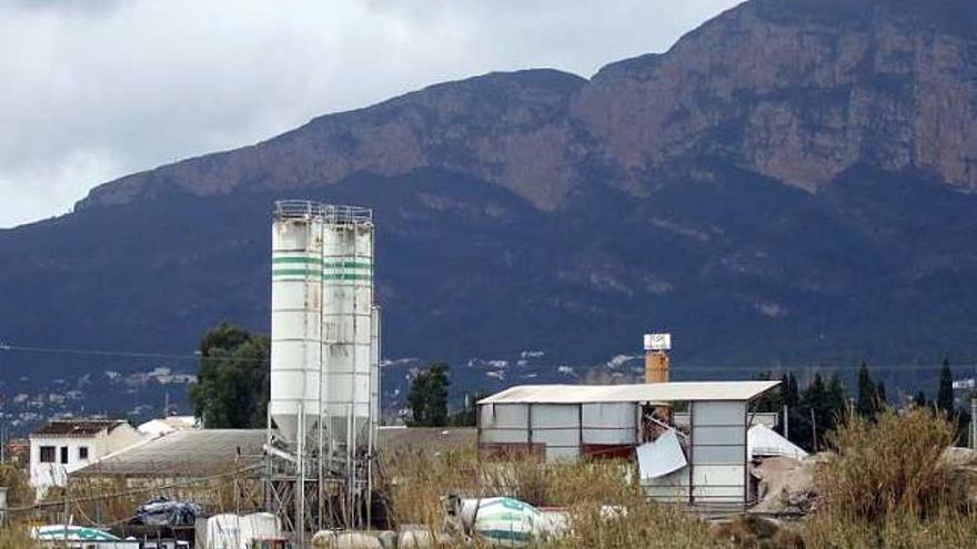 La planta de hormigón con el Montgó al fondo.