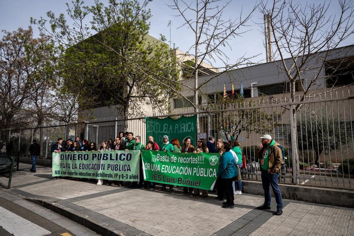 Concentración en defensa de la escuela pública en el IES Luis Buñuel de Zaragoza. Concentración en defensa de la escuela pública en el IES Luis Buñuel de Zaragoza.