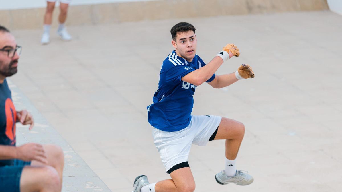 Alejandro salta per a colpejar la pilota.