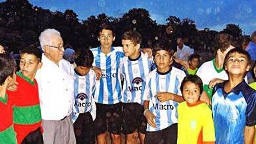 Juan con los niños de categorías inferiores del Racing, en su visita cuando pusieron su nombre al estadio