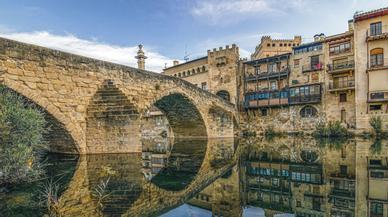 El pueblo de España que parece sacado de una película: tiene castillo, puente medieval y un centro histórico precioso
