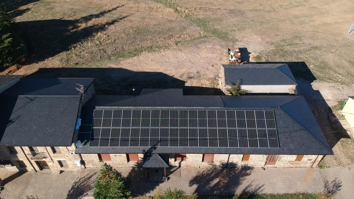 Placas solares dispuestas en el tejado del ayuntamiento de Manzanal de Arriba