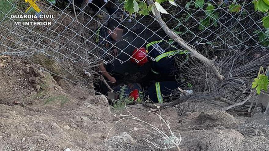 Rescatadas dos personas tras caer a una acequia