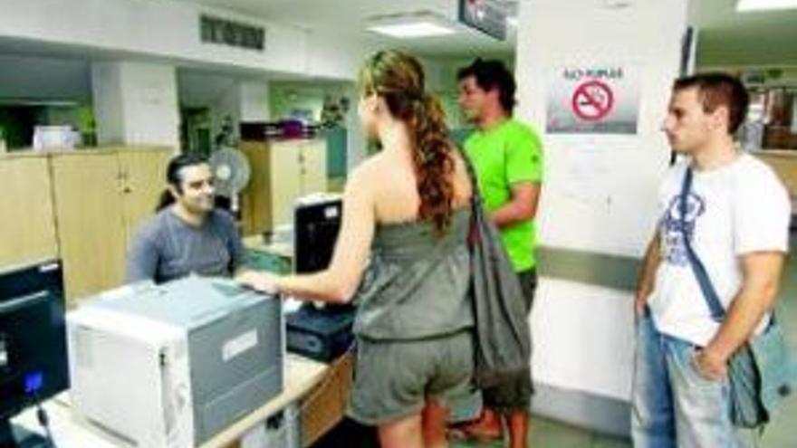 Los requisitos impiden cobrar los 420 euros  a la mitad de los parados