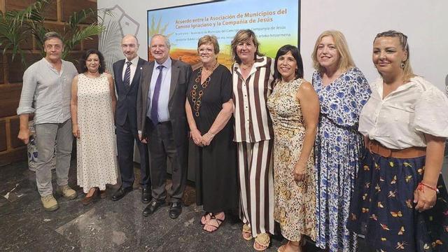 El ministro y el delegado del Gobierno junto a los alcaldes de los pueblos de la Ribera Alta.