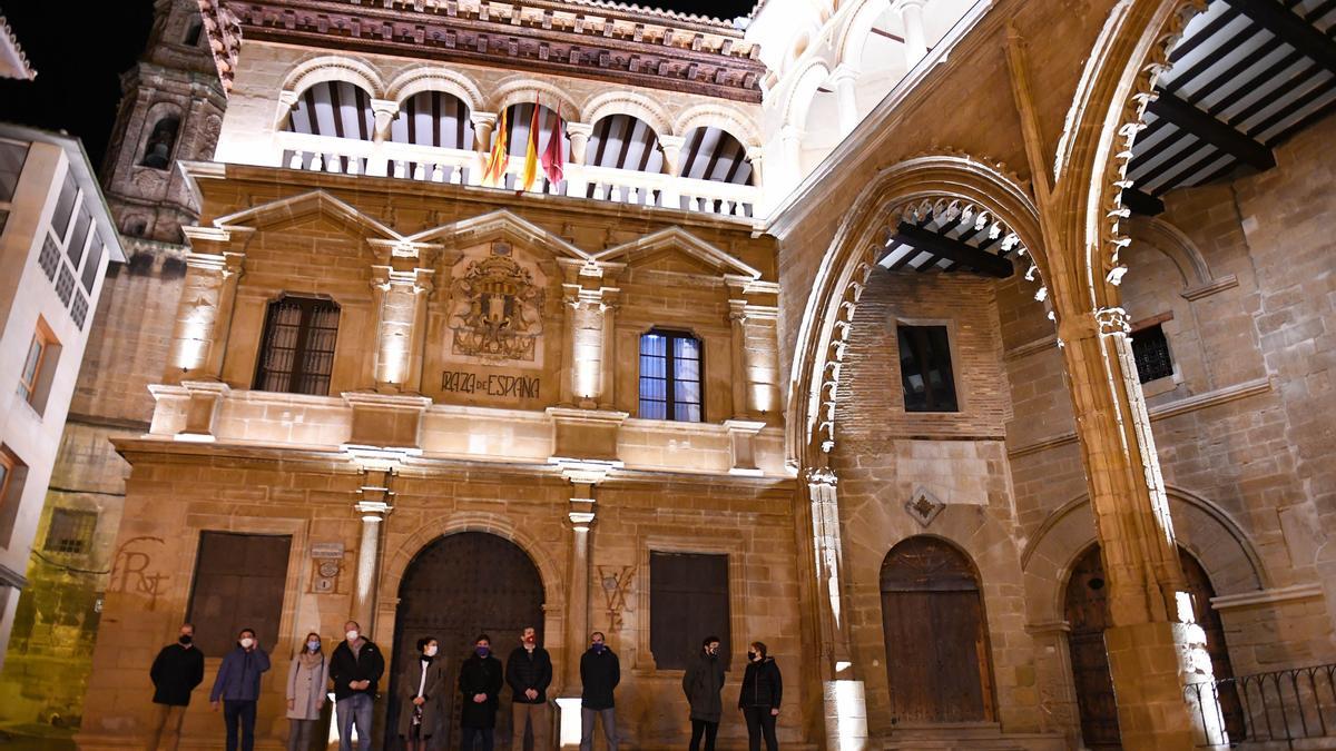 Las fachadas del Ayuntamiento y la Lonja de Alcañiz estrenan iluminación monumental.