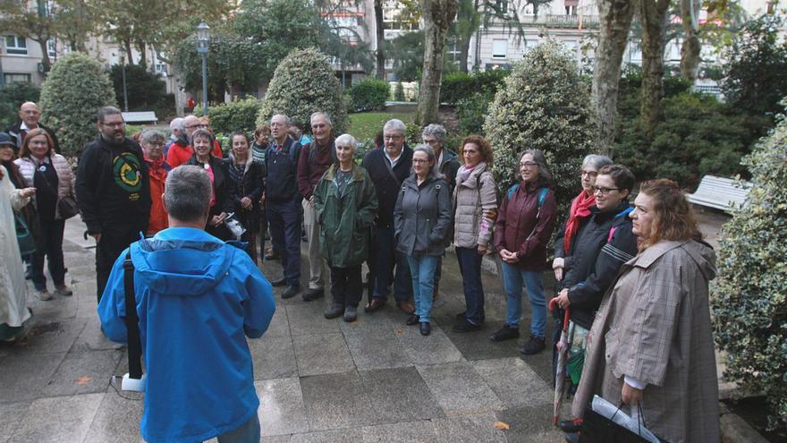 Parte de los asistentes a este recorrido urbano y periurbano por el Ourense Verde. |   // IÑAKI OSORIO