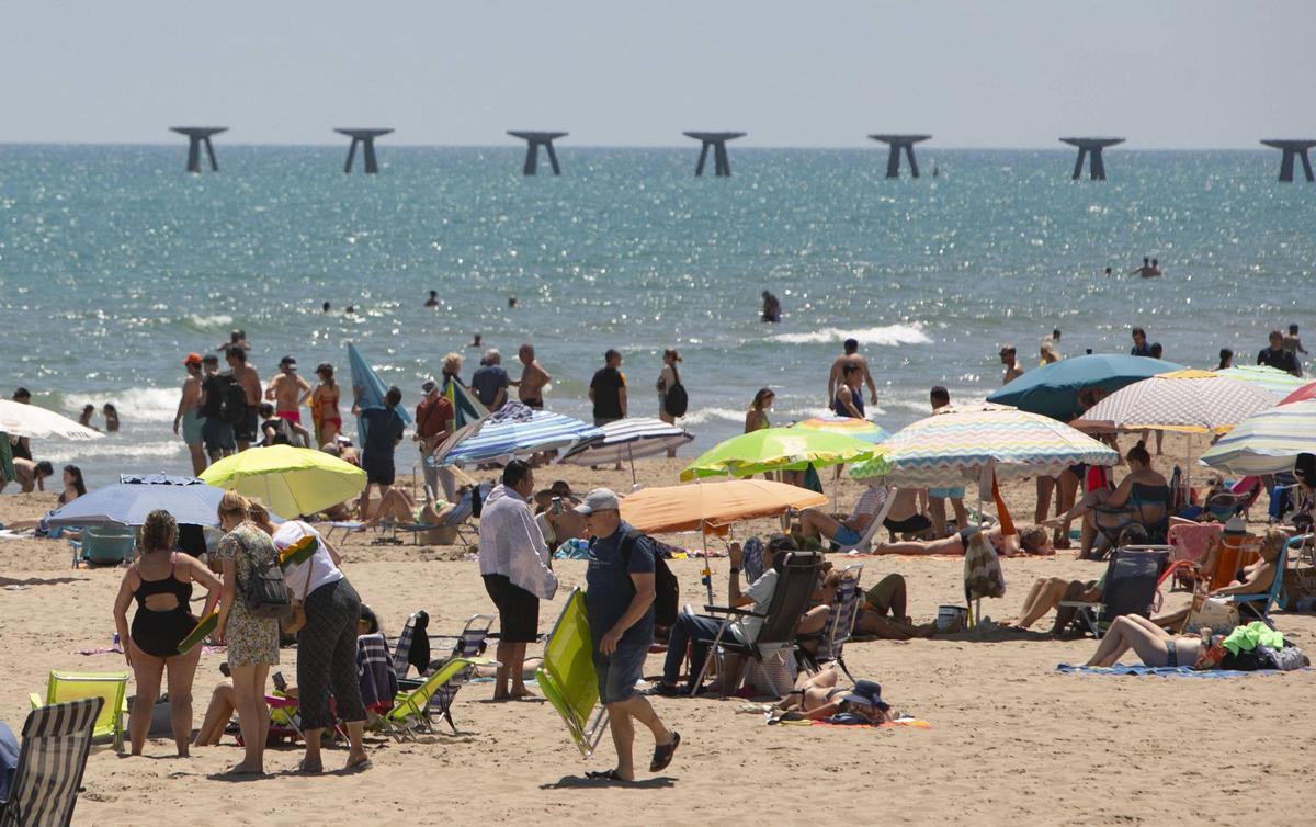La playa del Port, llena, en un puente.
